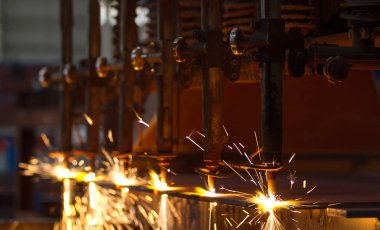 CNC LPG kesme işlemini kıvılcımlarla kapatın