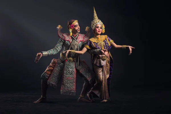Khon show femme asiatique en costume traditionnel de Thaïlande — Photo