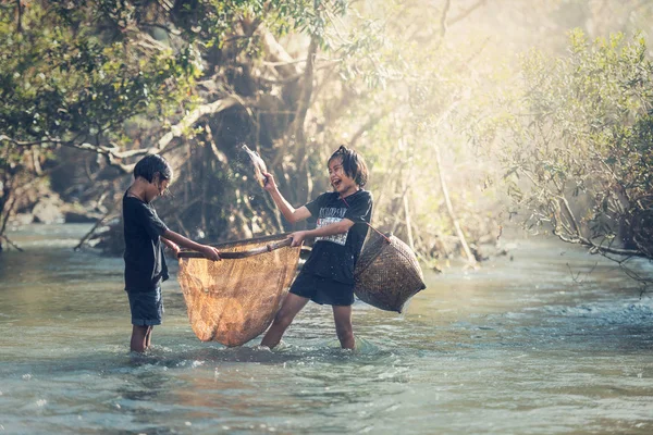 Asiatiques filles pêche à la rivière — Photo