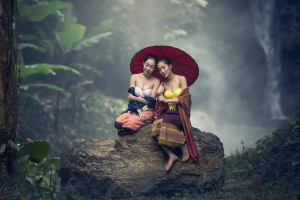 亚洲的年轻女子在大自然中放松 — 图库照片