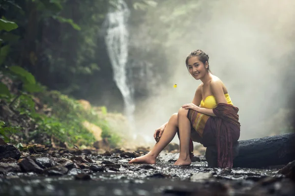 Ett porträtt av en vacker asiatisk kvinna ler ljust i traditionell dräkt — Stockfoto