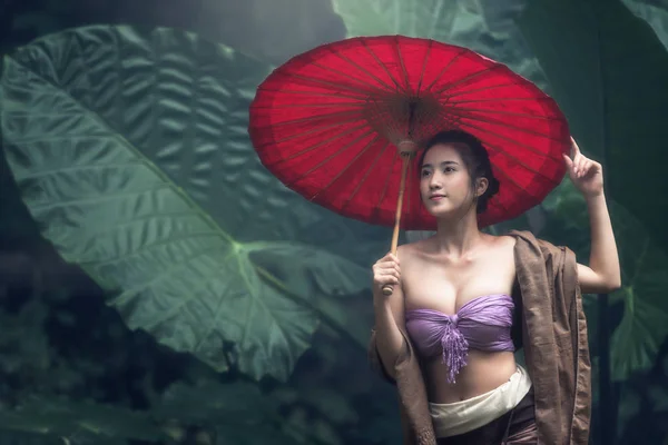 Asiatisk kvinna i traditionell dräkt — Stockfoto