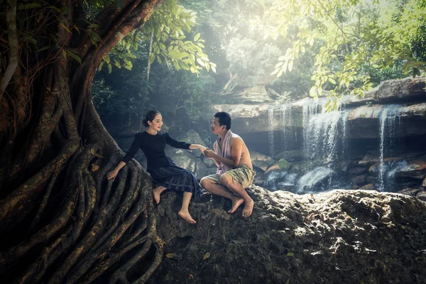 Asiaten paaren sich in ländlichen Gegenden Thailands — Stockfoto