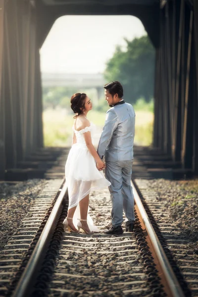 Apenas casado amoroso casal hipster em vestido de noiva e terno — Fotografia de Stock