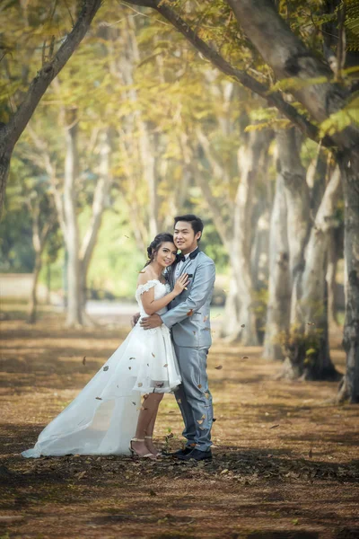 Apenas casado amoroso casal hipster em vestido de noiva e terno — Fotografia de Stock