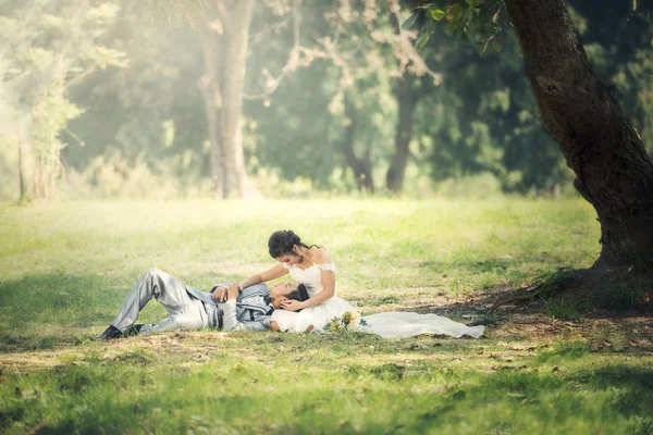 Sadece evli sevgi dolu hipster çift gelinlik ve takım elbise — Stok fotoğraf