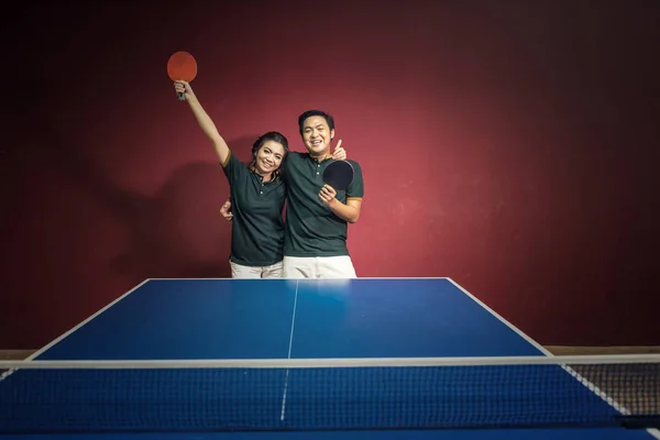 Paren van jongeren pingpong spelen met ping pong peddels plezier — Stockfoto