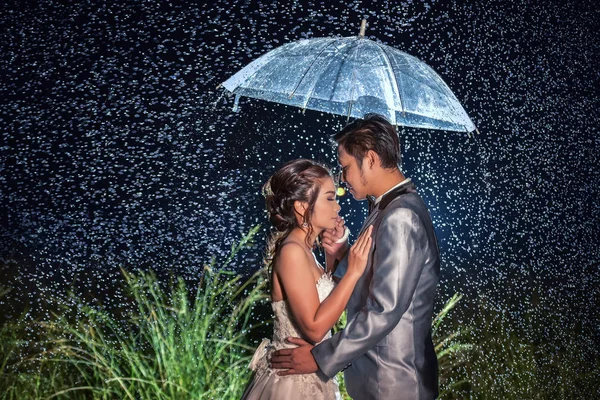 O casal amoroso na chuva — Fotografia de Stock