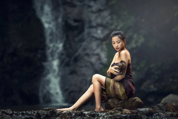 Красивая молодая женщина принимает ванну на природе — стоковое фото
