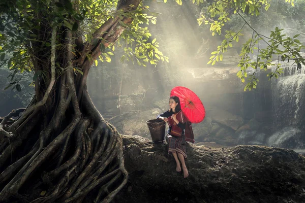 Азиатская молодая женщина отдыхает на природе — стоковое фото