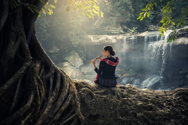 Fille joue de la flûte de bois dans la nature fond — Photo