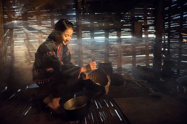 Tayland kırsalında ev yemekleri yapan Asyalı kadın. — Stok fotoğraf