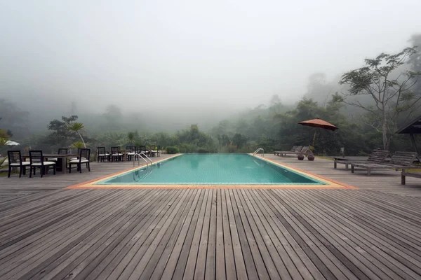 Fijn zwembad buiten met mist in de ochtend — Stockfoto