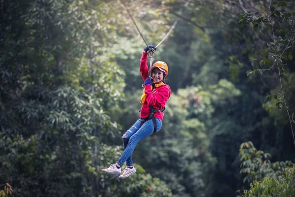 Perempuan Wisatawan Mengenakan Pakaian Kasual Pada Jalur Zip — Stok Foto