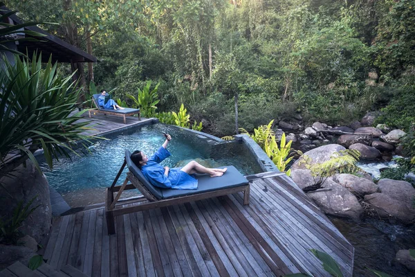 Sofa vrouw ontspannen genieten van luxe levensstijl buiten dag dromen en selfie — Stockfoto