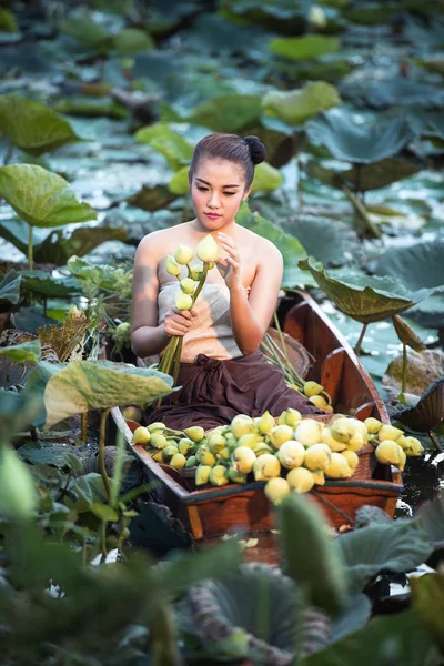 Asiatisk kvinna i thailändska landsbygdens traditionella klänning sitter på båten — Stockfoto