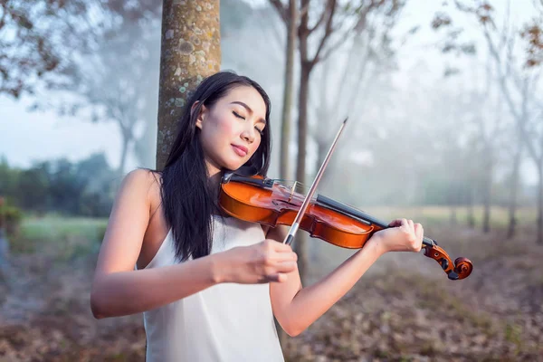 Portret van vrouw jurk in witte lange jurk spelen van de viool — Stockfoto
