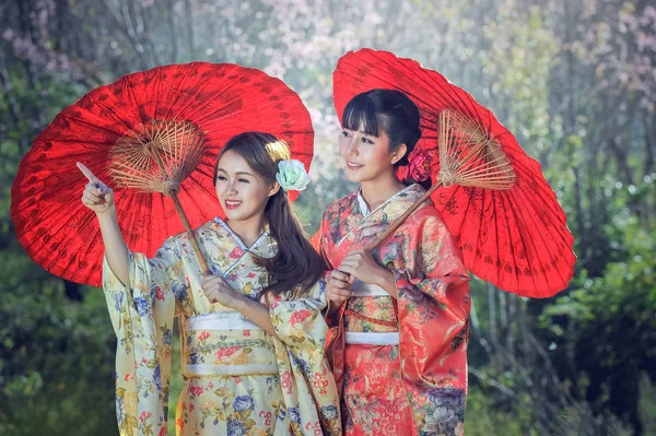 Asiatiska kvinnor som bär traditionella japanska kimono — Stockfoto