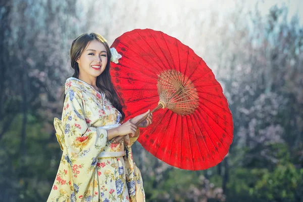 伝統的な日本の着物を着ているアジア系の女性 — ストック写真