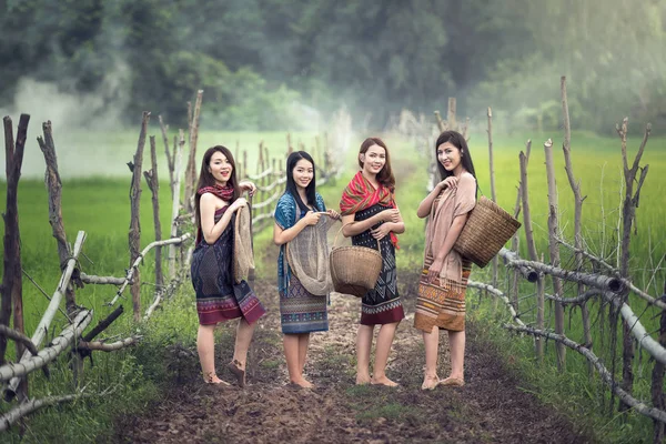 Vackra thailändska lokala glada kvinnor arbetar utomhus — Stockfoto