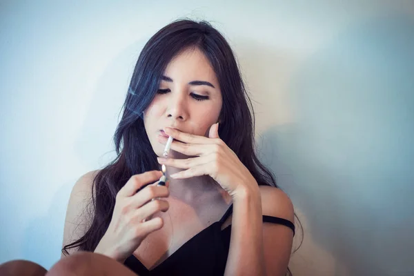 Menina sexy bonita fumar um cigarro — Fotografia de Stock