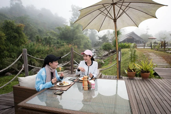 Asiatique femme au matin table de petit déjeuner — Photo