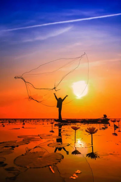 Ásia pescador no barco pesca no lago — Fotografia de Stock