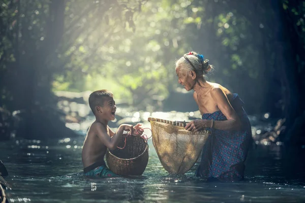 Azjatyckie, Babcia i jej dziecko są wędkowanie — Zdjęcie stockowe