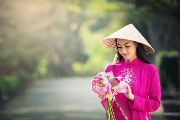 Hermosa mujer con la cultura de Vietnam tradicional —  Fotos de Stock