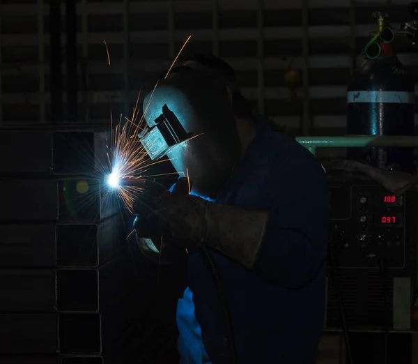 工业工人在工厂焊接 — 图库照片