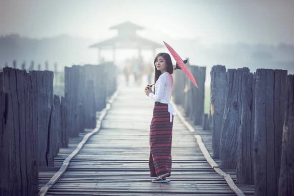 Mujer birmana sosteniendo paraguas rojo tradicional — Foto de Stock
