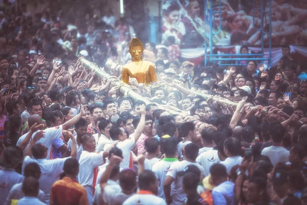 Songkran Festival, Many people have raised the buddha statues Lu — Stock Photo, Image