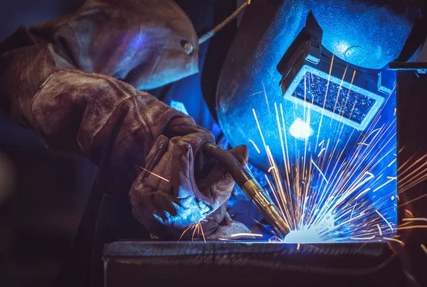 Fabrikadaki Sanayi Işçisi Çelik Kaynak Yapıyor — Stok fotoğraf