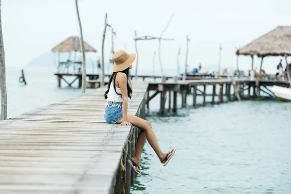 Mujer Feliz Viajero Relajarse Una Playa Perfecta — Foto de Stock
