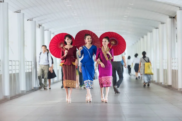 Porträtt Vackra Laos Kvinnor Bär Traditionell Klänning Resenär Koncept Bangkok — Stockfoto
