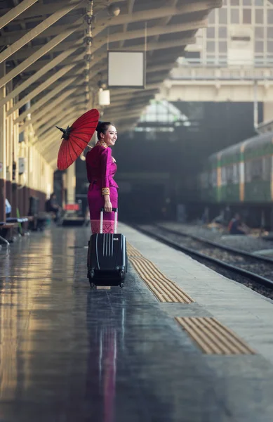 旅行者の女の子の歩行や鉄道プラットフォーム上で電車を待ちます — ストック写真