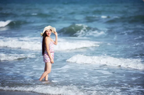 Mooie Vrouw Ontspannen Tropisch Strand Afgelegen Tropische Stranden Landen Reisconcept — Stockfoto