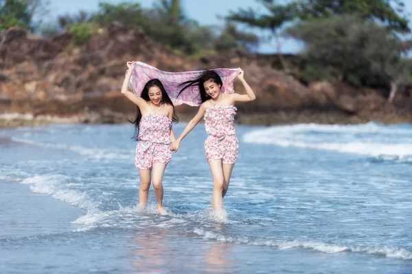 Mooie vrienden genieten van een strandwandeling op een zonnige dag — Stockfoto