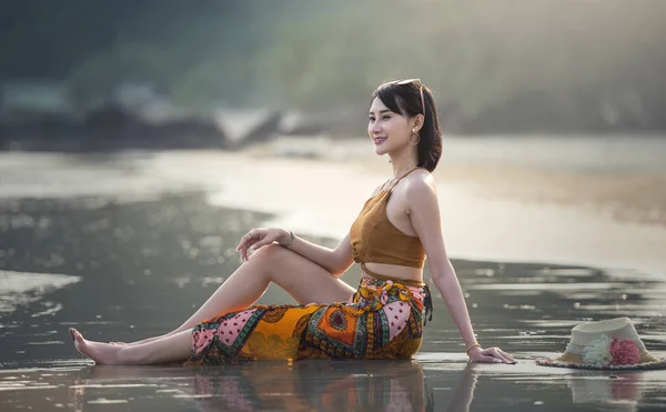 Pequeña Mujer Que Relaja Playa Tropical Playas Tropicales Remotas Países — Foto de Stock