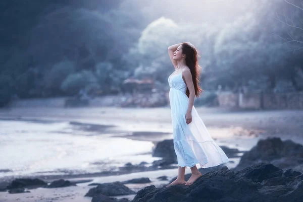 Mujer Feliz Libre Playa Disfrutando Naturaleza Chica Belleza Natural Aire —  Fotos de Stock