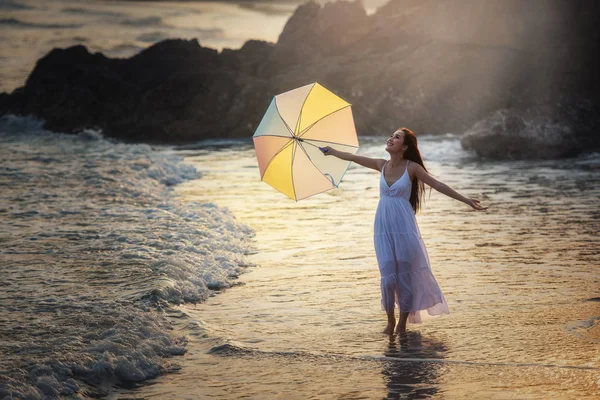 Heureuse Femme Insouciante Jouissant Beau Coucher Soleil Sur Plage — Photo