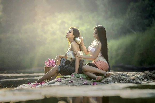 マッサージとスパサロンを持つアジアの女性美容トリートメントのコンセプト 彼女はタイの田舎でとても幸せで屋外です — ストック写真