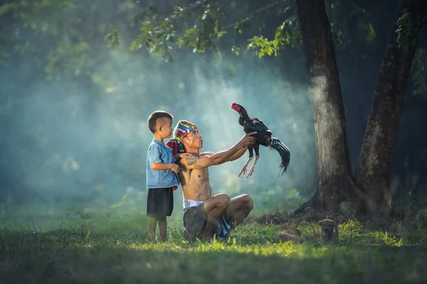 Famílias Asiáticas Camponesas Pai Filho Com Pau Manhã Área Local — Fotografia de Stock