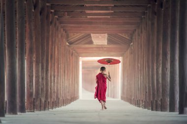 Acemi keşişler antik tapınakta yürüyen Bagan Myanmar, antik tapınakta yürüyen çocuk keşişler, genç keşiş Myanmar Bagan Myanmar Budist küçük keşiş, Myanmar.
