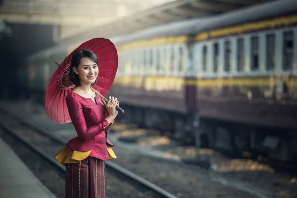 Utazó Ázsiai Lány Visel Hagyományos Ruha Esernyő Vár Vonat Vasúti — Stock Fotó