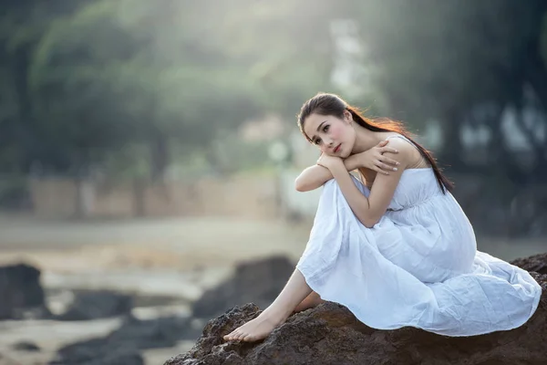 Mujer Triste Deprimida Profundamente Pensamiento Aire Libre Solo —  Fotos de Stock