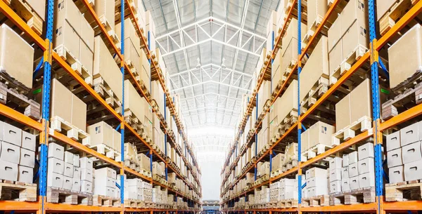 Filas Estantes Con Cajas Almacén Moderno —  Fotos de Stock