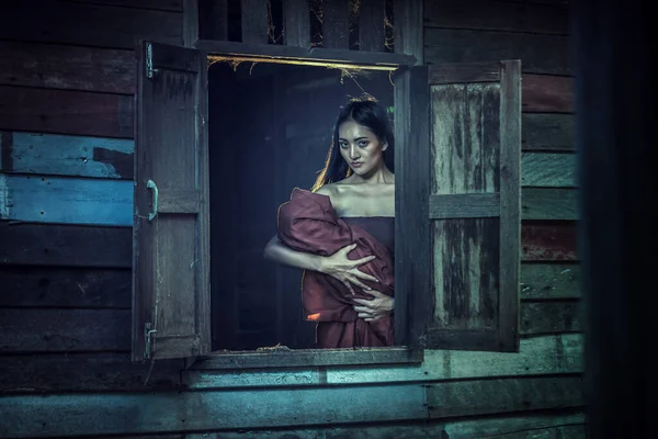 プラハンの伝説 タイゴーストのコンセプト 彼女の赤ちゃん幽霊と怖い女性のホラーシーン — ストック写真