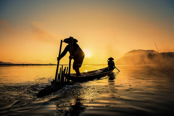 Asian Fishermen Boat Fishing Lake Thailand Countryside — Stock Photo, Image