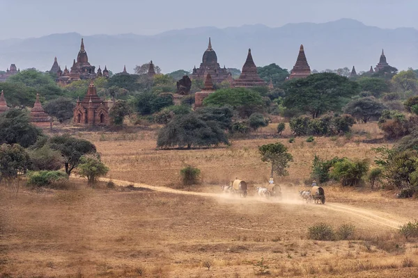 Increíble Famosa Escena Viajes Paisajes Antiguos Templos Carruajes Atardecer Bagan —  Fotos de Stock